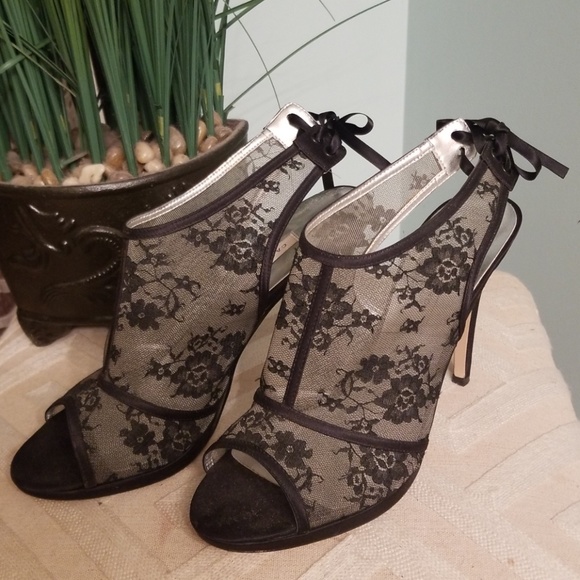 Caparros Shoes - WOW! Lace and bows heels 🤩😍